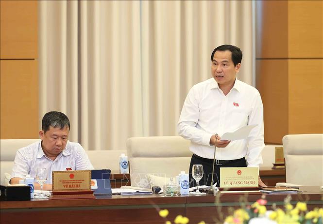 Chủ nhiệm Ủy ban Tài chính, Ngân sách của Quốc hội Lê Quang Mạnh trình bày báo cáo thẩm tra. Ảnh: An Đăng - TTXVN