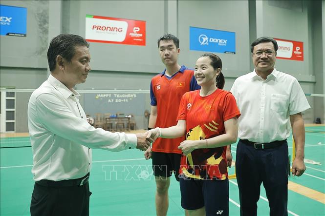 Ngày 10/7/2024, Thứ trưởng Bộ VHTTDL Hoàng Đạo Cương đến thăm và động viên đội tuyển cầu lông dự Olympic 2024. Ảnh: Minh Quyết - TTXVN