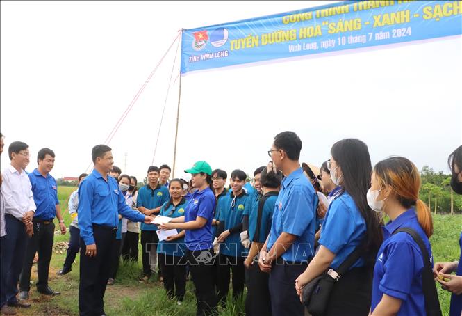Bí thư Tỉnh đoàn Vĩnh Long Trần Công Khánh thăm và tặng quà các sinh viên tình nguyện tại xã Đông Thành, thị xã Bình Minh, tỉnh Vĩnh Long. Ảnh: Lê Thúy Hằng - TTXVN