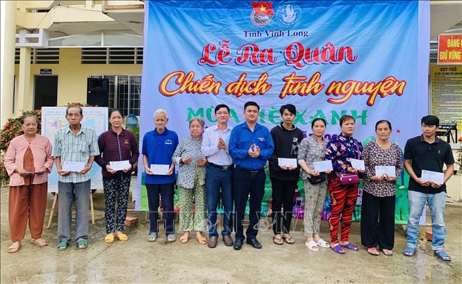 Trao quà cho các gia đình chính sách. Ảnh: Lê Thúy Hằng - TTXVN