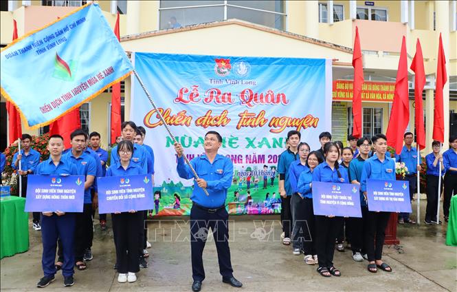 Bí thư Tỉnh đoàn Vĩnh Long Trần Công Khánh phất cờ ra quân chiến dịch Mùa hè xanh.  Ảnh: Lê Thúy Hằng - TTXVN