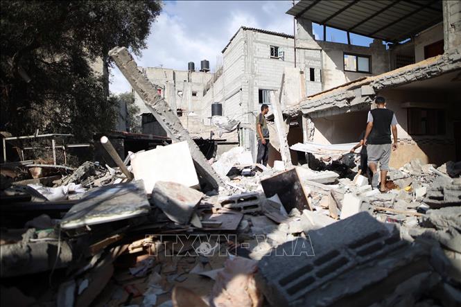 Một tòa nhà bị phá hủy sau cuộc không kích của Israel xuống miền Trung Dải Gaza ngày 6/7/2024. Ảnh: THX/TTXVN