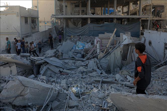 Một tòa nhà bị phá hủy sau cuộc không kích của Israel xuống thành phố Khan Younis, miền Nam Dải Gaza ngày 3/7/2024. Ảnh: THX/TTXVN