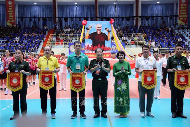 Ban Tổ chức tặng cờ lưu niệm cho các đoàn vận động viên tham dự Giải. Ảnh: Trần Lê Lâm - TTXVN 