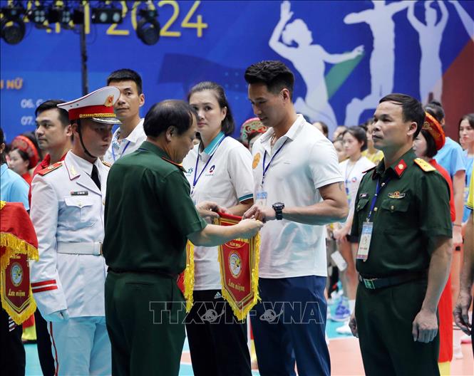 Ban Tổ chức tặng cờ lưu niệm cho các đoàn vận động viên tham dự Giải. Ảnh: Trần Lê Lâm - TTXVN 