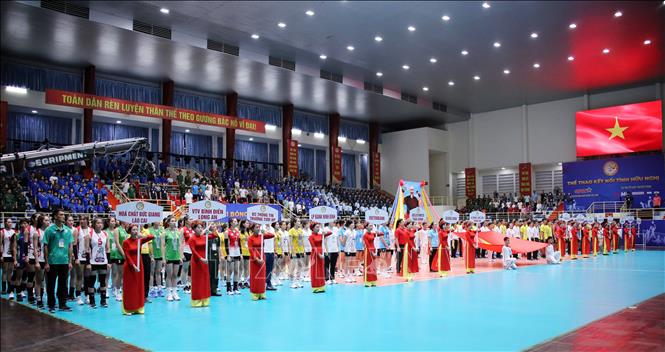 Vận động viên các đoàn tham dự Giải thực hiện nghi thức chào cờ tại Lễ khai mạc. Ảnh: Trần Lê Lâm - TTXVN 