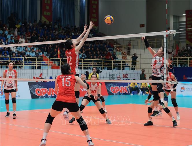 Trận thi đấu bóng chuyền nữ giữa đội Binh chủng Thông tin - Trường Tươi Bình Phước (áo đỏ) gặp đội Hóa Chất Đức Giang - Lào Cao (áo trắng). Ảnh: Trần Lê Lâm - TTXVN