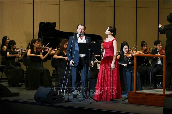 Nghệ sỹ Giuseppe Gipali - giọng nam cao nổi tiếng người Italy cùng với vợ là ca sỹ Meni Ardita biểu diễn tại chương trình. Ảnh: TTXVN phát 