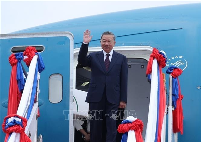 President To Lam arrives at Wattay International Airport in Vientiane, Laos. VNA Photo: Nhan Sáng