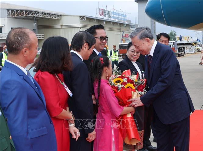 A welcome ceremony is held for President To Lam at Wattay International Airport. VNA Photo: Nhan Sáng