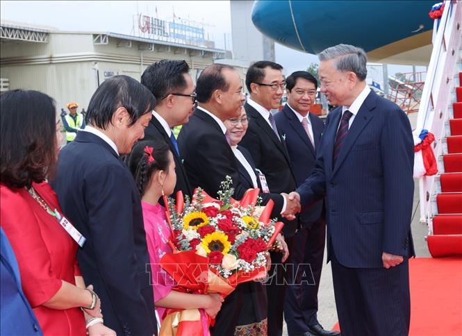 A welcome ceremony is held for President To Lam at Wattay International Airport. VNA Photo: Nhan Sáng