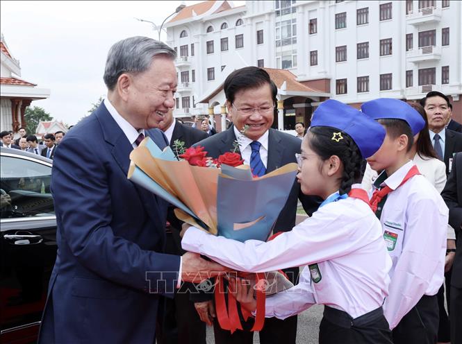 Children of Vientiane welcome President To Lam at the ceremony. VNA Photo: Nhan Sáng
