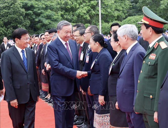 President To Lam meets Lao delegates at the ceremony. VNA Photo: Nhan Sáng