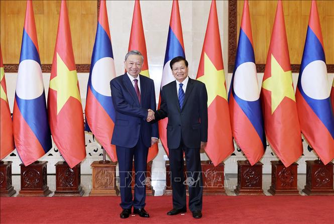 General Secretary of the Lao People's Revolutionary Party (LPRP) Central Committee and President of Laos Thongloun Sisoulith welcomes President To Lam. VNA Photo: Nhan Sáng 