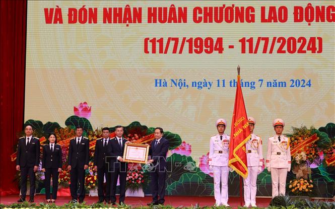 Chủ tịch Quốc hội Trần Thanh Mẫn trao Huân chương Lao động hạng Nhất của Chủ tịch nước tặng Kiểm toán Nhà nước. Ảnh: Phạm Hậu - TTXVN