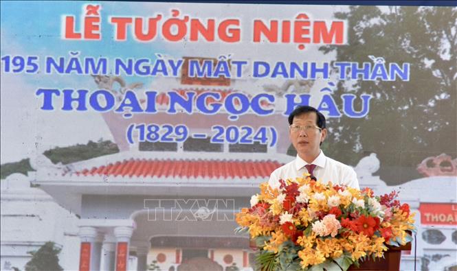 Phó Chủ tịch UBND tỉnh An Giang Lê Văn Phước phát biểu tại lễ tưởng niệm 195 năm Ngày mất Danh thần Thoại Ngọc Hầu. Ảnh: Thanh Sang-TTXVN