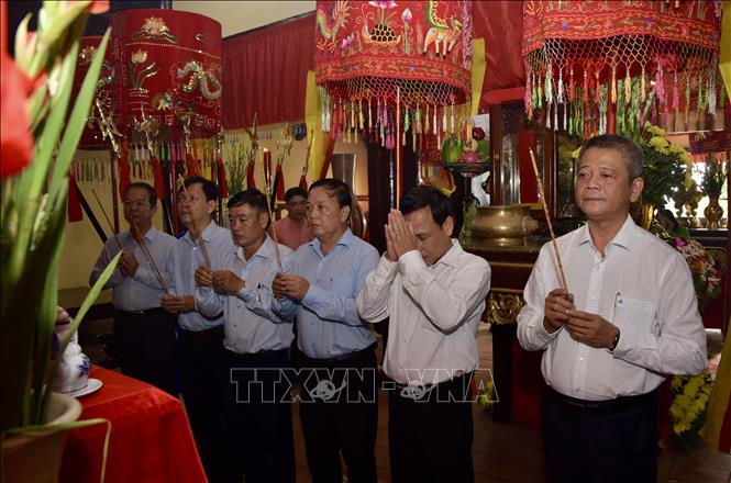 Lãnh đạo các sở, ngành trên địa bàn An Giang dâng hương tưởng nhớ Danh thần Thoại Ngọc Hầu. Ảnh: Thanh Sang-TTXVN.