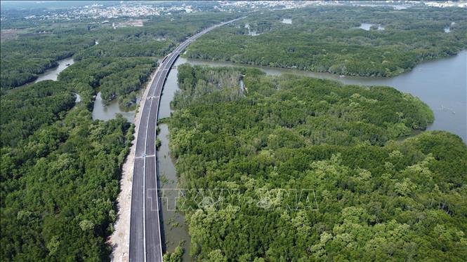 Cao tốc Bến Lức - Long Thành có chiều dài gần 58km, trong đó đoạn qua Đồng Nai dài 27km. Ảnh: Công Phong - TTXVN