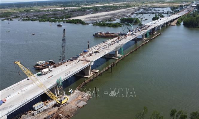 Cầu Thị Vải dài 3,3km với 77 trụ trên cao tốc Bến Lức - Long Thành đã hợp long. Ảnh: Công Phong - TTXVN