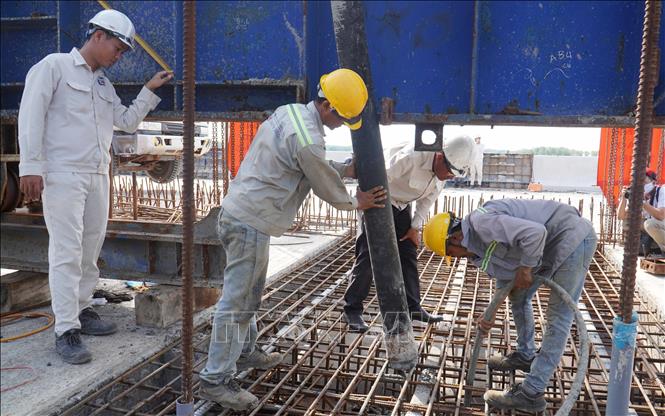 Đỗ bê tông tại cầu Thị Vải trên cao tốc Bến Lức - Long Thành. Ảnh: Công Phong - TTXVN
