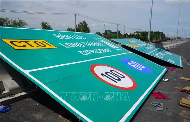Biển báo đã được chuẩn bị, sẵn sàng lắp đặt tại cao tốc Bến Lức - Long Thành. Ảnh: Công Phong - TTXVN