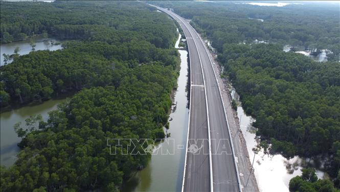 Nhiều đoạn trên cao tốc Bến Lức - Long Thành đã cơ bản hoàn thành. Ảnh: Công Phong - TTXVN