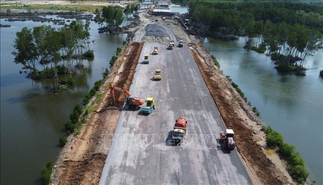 Máy móc, phương tiện thi công tại gói thầu A7, cao tốc Bến Lức - Long Thành. Ảnh: Công Phong - TTXVN