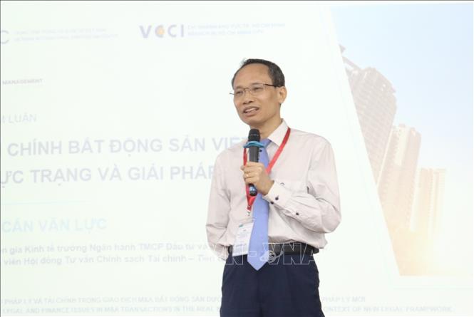 Tiến sĩ Cấn Văn Lực, Thành viên Hội đồng Tư vấn Chính sách Tài chính - Tiền tệ Quốc gia trình bày tham luận tại hội thảo. Ảnh: Xuân Anh - TTXVN