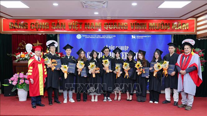 Năm 2018, trường đại học Tài chính – Ngân hàng Hà Nội (FBU) triển khai chương trình đào tạo liên kết quốc tế với trường đại học Birmingham City với mục tiêu tạo cơ hội cho sinh viên sở hữu bằng đại học quốc tế, thành thạo tiếng Anh và sẵn sàng cho các vị trí cấp độ quốc tế sau khi tốt nghiệp. Ảnh: Thanh Tùng - TTXVN