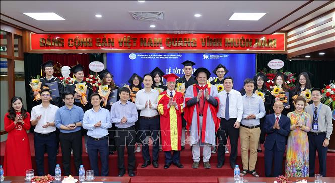Trải qua hơn 5 năm tuyển sinh, chương trình đào tạo liên kết quốc tế giữa trường đại học Tài chính – Ngân hàng Hà Nội với trường đại học Birmingham City đã có những sinh viên đầu tiên tốt nghiệp. Ảnh: Thanh Tùng - TTXVN