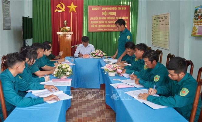 Mô hình sinh hoạt chi bộ gắn với giáo dục chính trị và phổ biến pháp luật cho lực lượng dân quân biên giới ở huyện Tân Biên. Ảnh: TTXVN phát