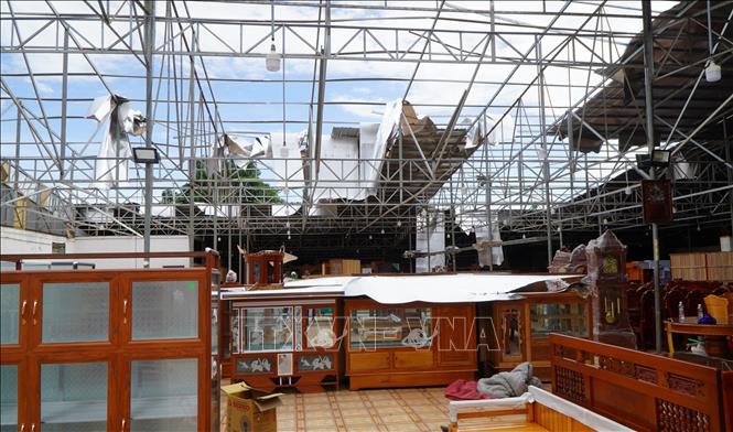 Giông lốc làm nhà xưởng của một hộ kinh doanh vật dụng trang trí nội thất bị tốc mái. Ảnh: Nhựt An - TTXVN