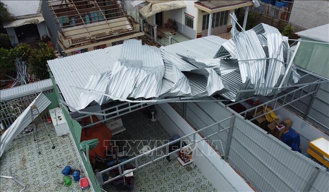 Nhà của người dân ở xã Phong Hòa, huyện Lai Vung bị tốc mái vì giông lốc. Ảnh: Nhựt An - TTXVN