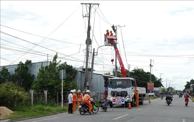 Ngành Điện lực khắc phục sự cố gãy trụ điện sau giông lốc. Ảnh: Nhựt An - TTXVN