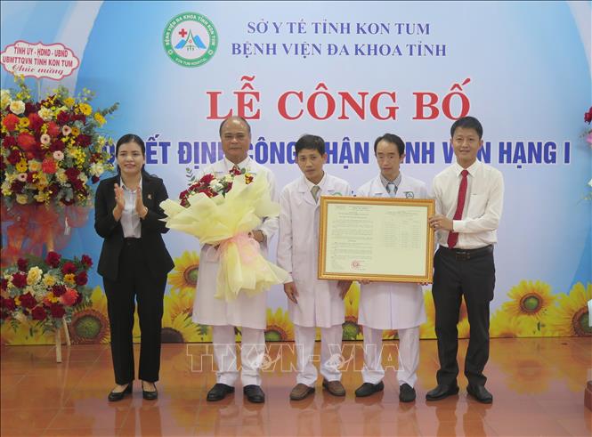 Phó Chủ tịch UBND tỉnh Kon Tum Y Ngọc trao quyết định công nhận Bệnh viện Đa khoa tỉnh Kon Tum đạt Bệnh viện hạng I. Ảnh: Cao Nguyên - TTXVN