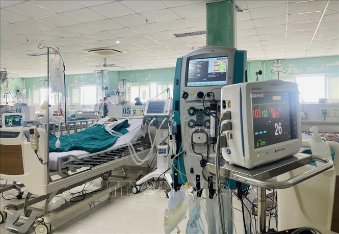 Bệnh nhân điều trị lọc máu liên tục tại Khoa Hồi sức tích cực và Chống độc, Bệnh viện Đa khoa tỉnh Kon Tum. Ảnh: Cao Nguyên - TTXVN