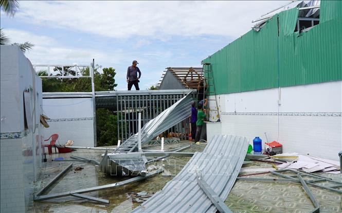 Nhà của người dân ở xã Phong Hòa, huyện Lai Vung bị tốc mái vì giông lốc. Ảnh: Nhựt An - TTXVN