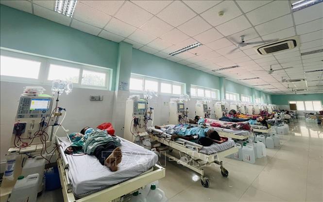 Các bệnh nhân điều trị tại đơn nguyên thận, Khoa Hồi sức tích cực và Chống độc, Bệnh viện đa khoa tỉnh Kon Tum. Ảnh: Cao Nguyên - TTXVN