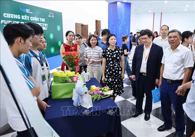 Các đại biểu tham quan các dự án của các đội thi. Ảnh: Minh Đức - TTXVN