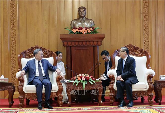 President To Lam talks to former Party General Secretaries and Presidents of Laos Choummaly Sayasone. VNA Photo: Nhan Sáng