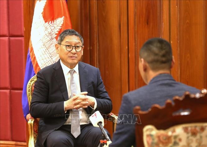 Phó Thủ tướng, Bộ trưởng Ngoại giao và Hợp tác quốc tế Campuchia Sok Chenda Sophea (bên trái) trả lời phỏng vấn phóng viên TTXVN thường trú tại Phnom Penh. Ảnh: Hoàng Minh - PV TTXVN tại Campuchia