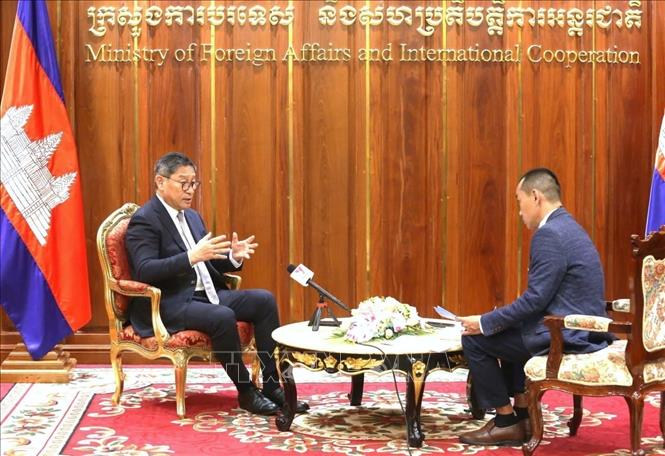 Phó Thủ tướng, Bộ trưởng Ngoại giao và Hợp tác quốc tế Campuchia Sok Chenda Sophea (bên trái) trả lời phỏng vấn phóng viên TTXVN thường trú tại Phnom Penh. Ảnh: Hoàng Minh - PV TTXVN tại Campuchia
