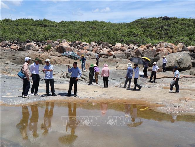 Khu vực bãi đá trũng là nơi giang nước biển tạo thêm độ mặn cho nước biển trước khi đưa nước vào các ô đá kết tinh muối. Ảnh: Phạm Cường-TTXVN