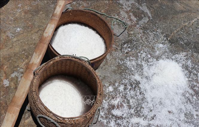 Muối kết tinh trên đá . Ảnh: Phạm Cường-TTXVN