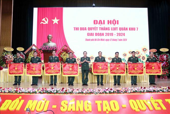 Trung tướng Trần Hoài Trung, Chính ủy Quân khu 7 trao tặng Cờ Thi đua cho các tập thể xuất sắc trong phong trào Thi đua Quyết thắng 2019-2024. Ảnh: Xuân Khu-TTXVN