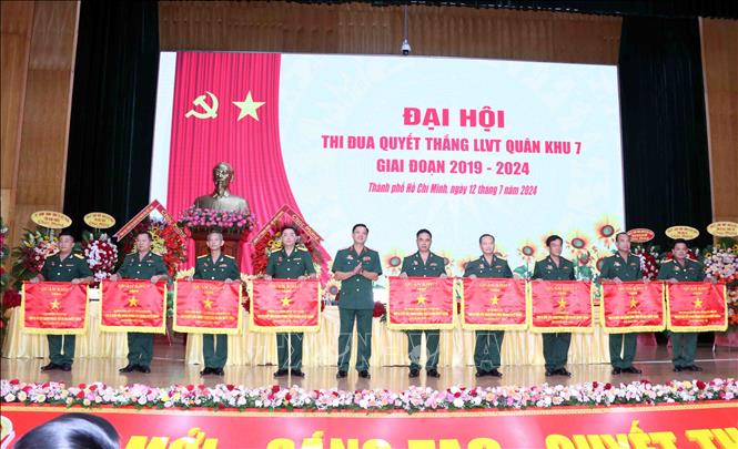 Trung tướng Nguyễn Trường Thắng, Tư lệnh Quân khu 7 trao tặng Cờ Thi đua  cho các tập thể xuất sắc trong phong trào Thi đua Quyết thắng 2019-2024. Ảnh: Xuân Khu-TTXVN