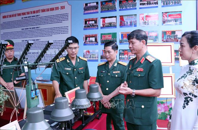 Thiếu tướng Lê ngọc Hải (thứ 2 từ phải sang), Phó Tham mưu trưởng Quân khu 7 tham quan gian triển lãm bên lề hội nghị. Ảnh: Xuân Khu-TTXVN