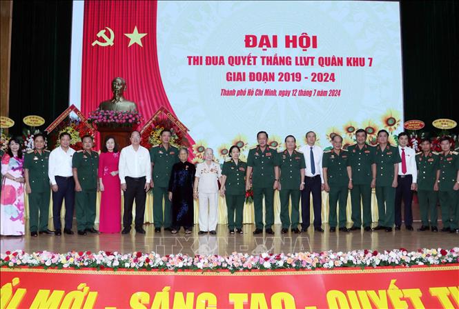 Thượng tướng Võ Minh Lương, Thứ trưởng Bộ Quốc phòng và các đại biểu dự Hội nghị cùng các Mẹ Việt Nam Anh hùng, Anh hùng LLVT. Ảnh: Xuân Khu-TTXVN