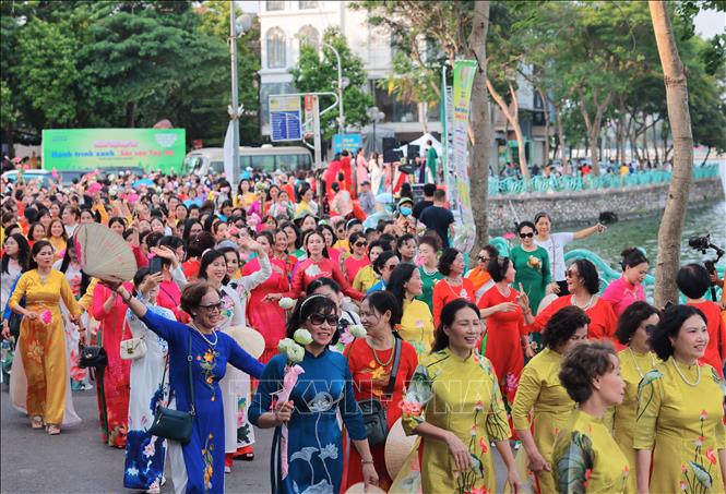 1000 phụ nữ trong tà áo dài truyền thống có hoạ tiết hoa sen dạo bước tại khu vực ven Hồ Tây. Ảnh: Hoàng Hiếu - TTXVN