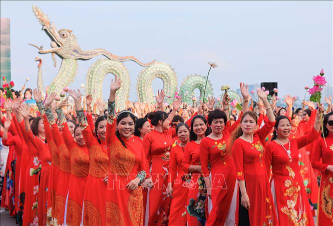 1000 người mặc áo dài với hoạ tiết hoa sen tại chương trình. Ảnh: Hoàng Hiếu - TTXVN